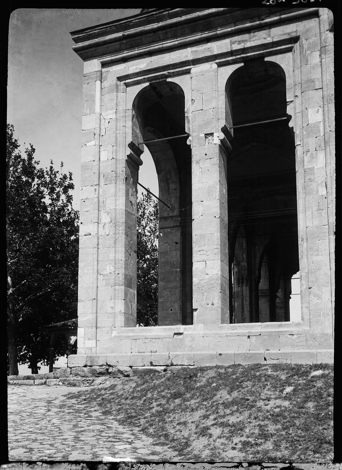 Vue latérale du porche d'entrée